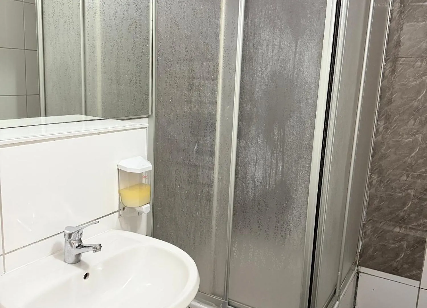 קלן Hotel Garni Emir בית הארחה